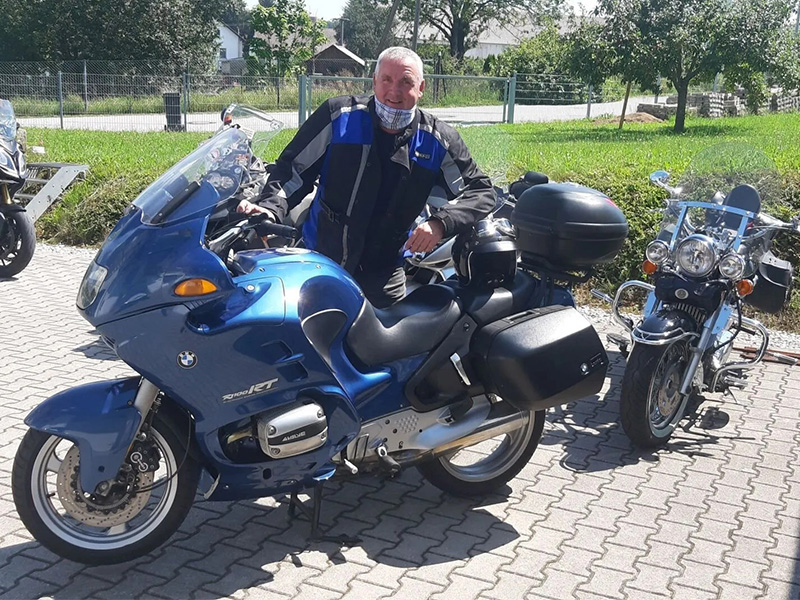 Gastgeber des Gästehaus am Goldberg in St. Oswald-Riedlhütte-Martin Koßmann mit seinem Motorrad